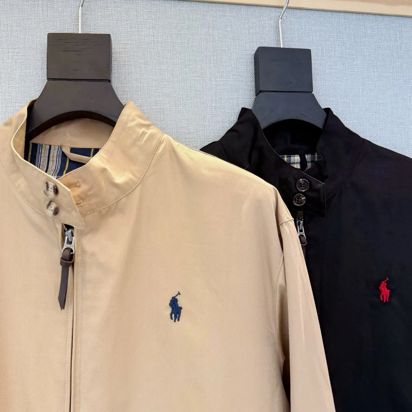 P350 model number: R05 Ralph Lauren unisex old money style old cadre stand collar workwear Harrington jacket color #khaki black size #M L The fabric has a double-layer shin feel and is full of weight! It's not as heavy as a regular jacket, and the ordinary cotton material feels really different. This one is super comfortable, soft and stylish, and has a green plaid interior that has a retro movie fashion feel! The fit is loose but not baggy. The size is just right and not picky. The dropped shoulder design modifies the shoulders without making them look bulky. This silhouette is a style that will never go out of style after being worn for a long time. The upper body is also very durable and recognizable. The loose and reasonable fit can be worn by both men and women. It is easy to create a clean and refreshing boyish look. Length: 68/70/72/74 Bust: 122/126/130/134 Shoulder width: 53/54/55/56 Sleeve length: 65/66/67/68